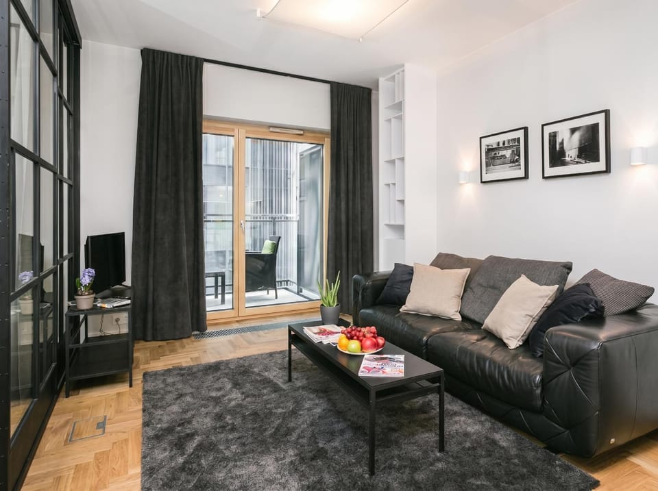 TV and multimedia, Living room, Food and drinks, Seating area, Food