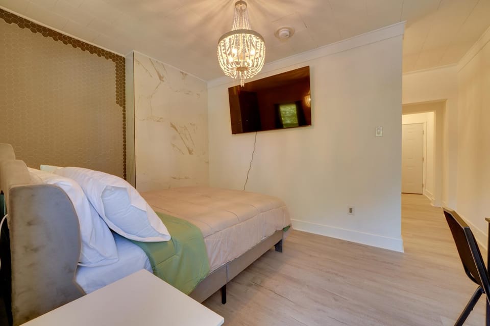 Walk Downtown! Hinton Historic District Studio Apartment in West Virginia