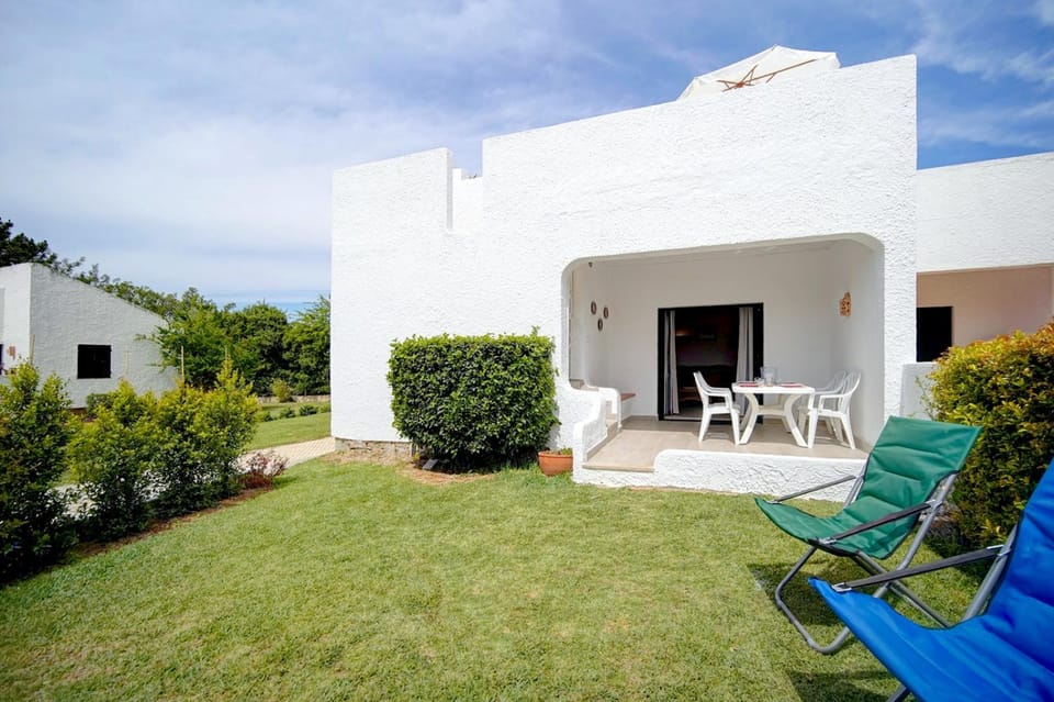 Property building, Patio, Day, Garden, Living room, Seating area, Garden view, Swimming pool, sunbed