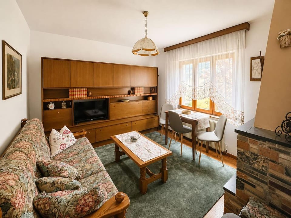 Living room, Seating area, Dining area, Lunch