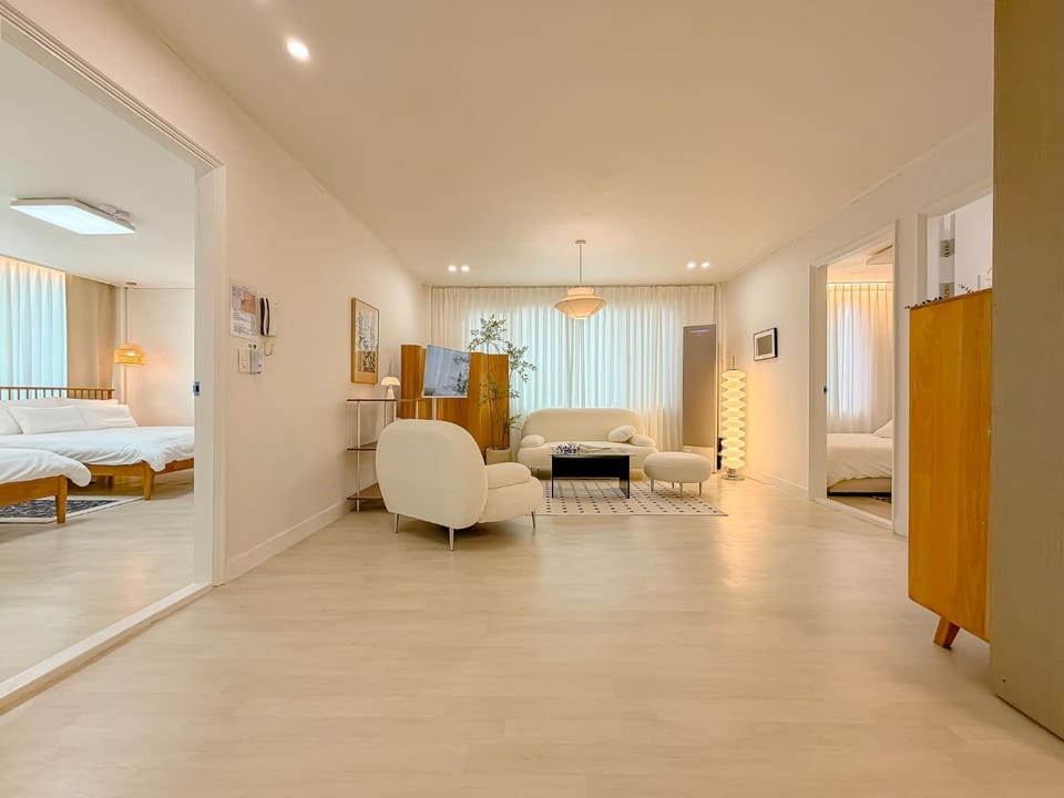 Large accommodation for 10 people, Near Jongno, Itaewon , Seongsu,family trip Apartment in Seoul