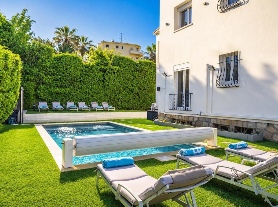 UrbanFlat 228 - Villa d Exception avec Piscine Privee et Plages a Pied Juan les Pins House in Antibes