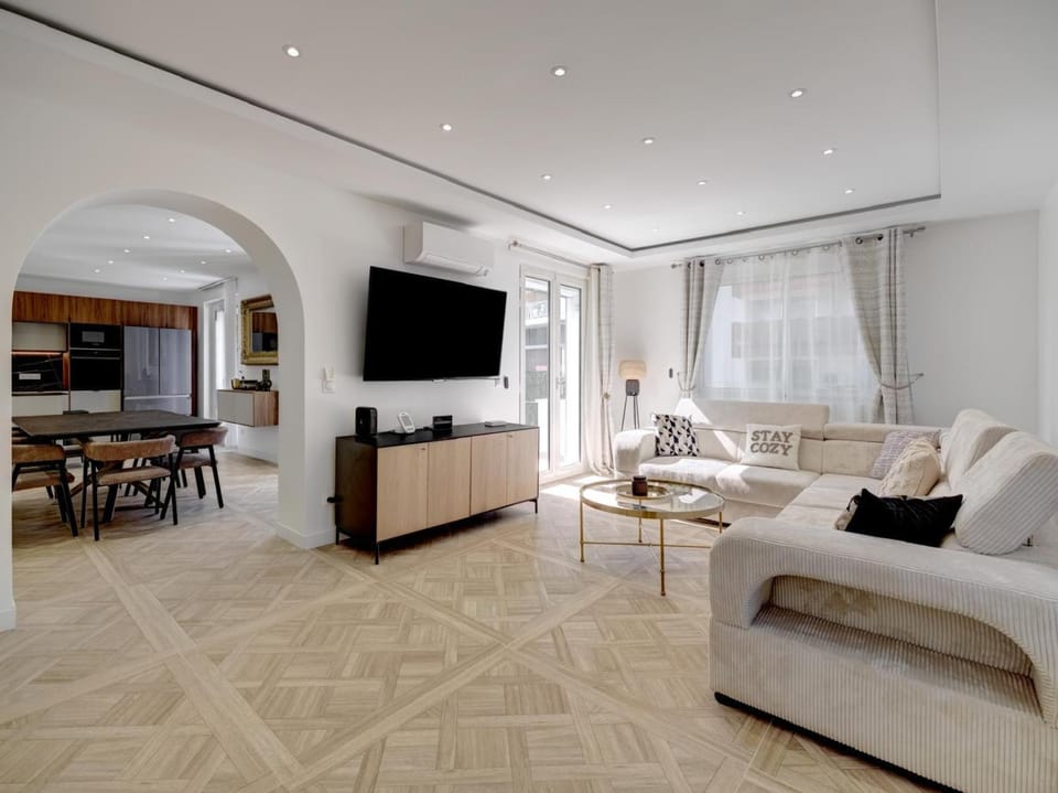 UrbanFlat 228 - Villa d Exception avec Piscine Privee et Plages a Pied Juan les Pins House in Antibes