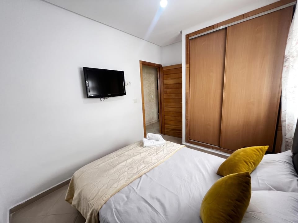 Bed, TV and multimedia, Photo of the whole room