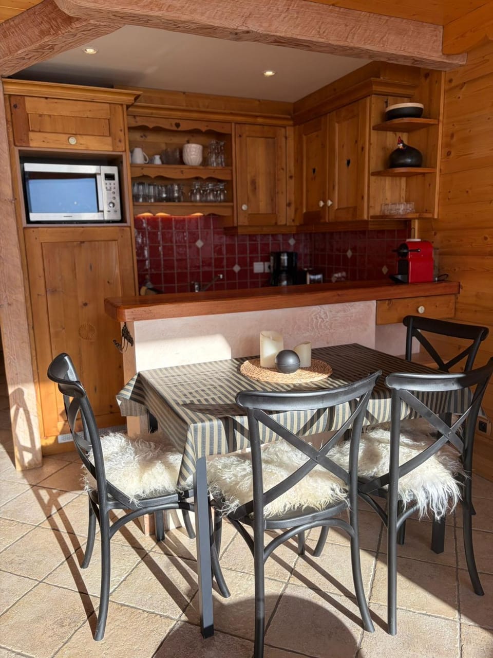 Kitchen or kitchenette, Dining area