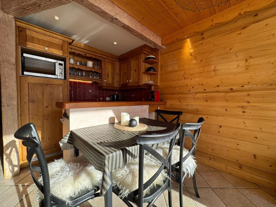 Kitchen or kitchenette, Dining area