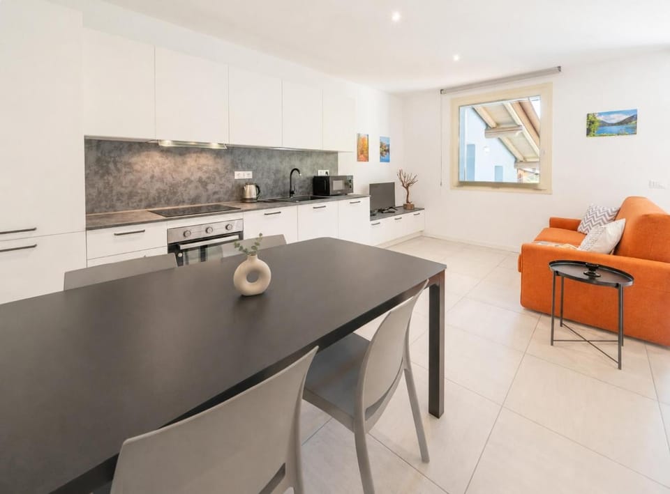 Kitchen or kitchenette, Living room, Seating area, Dining area, stove