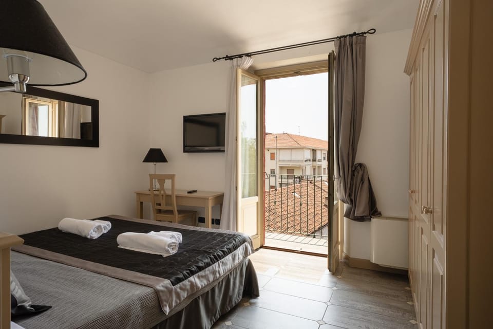 Bed, TV and multimedia, View (from property/room), Balcony/Terrace, Photo of the whole room, Bedroom, towels