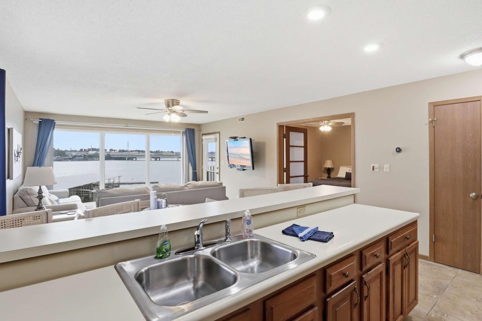 Parkside Escape - Seasonal Pool - Lake View - Pool View House in Osage Beach