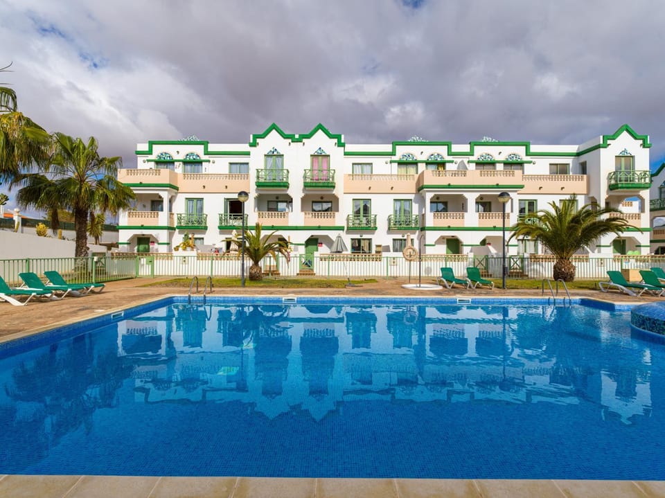 Property building, Day, Pool view, Swimming pool, Swimming pool