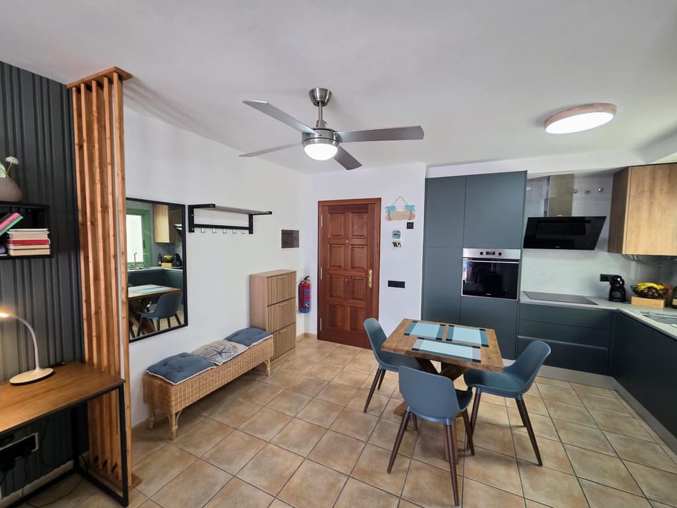 Kitchen or kitchenette, Photo of the whole room, Seating area, Dining area, oven