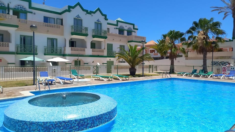 Property building, Patio, Day, Pool view, Swimming pool, Swimming pool, sunbed