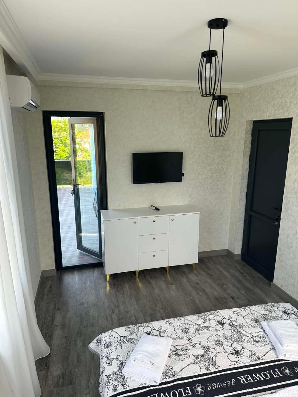 TV and multimedia, Photo of the whole room, Bedroom