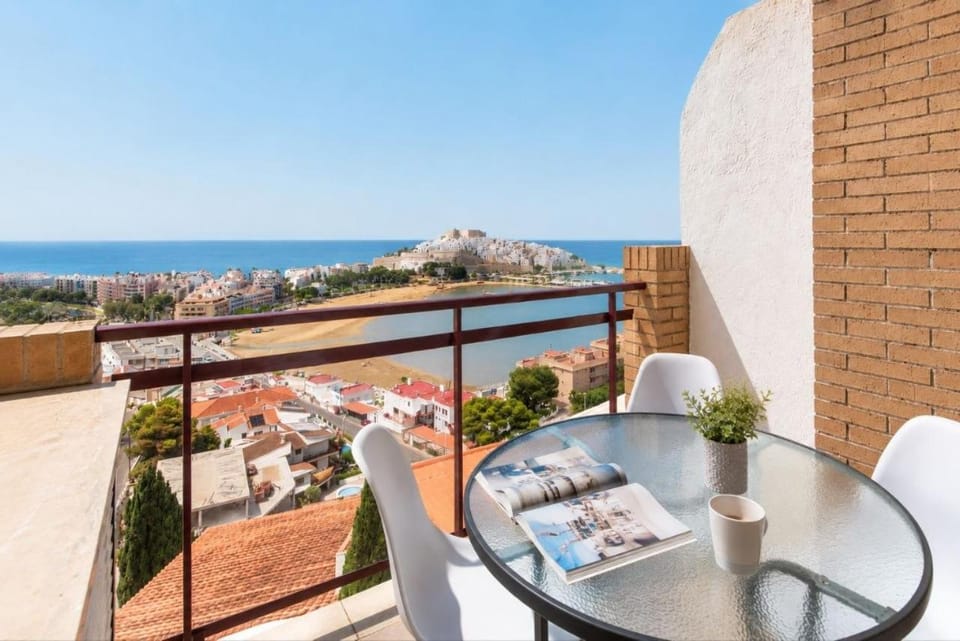 Nearby landmark, Off site, Day, Natural landscape, View (from property/room), Balcony/Terrace, Balcony/Terrace, Living room, Seating area, Dining area, City view, Landmark view, Pool view, Sea view, Street view