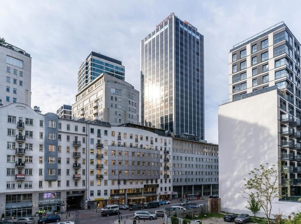Property building, Day, Neighbourhood, City view, Street view, Location, Parking