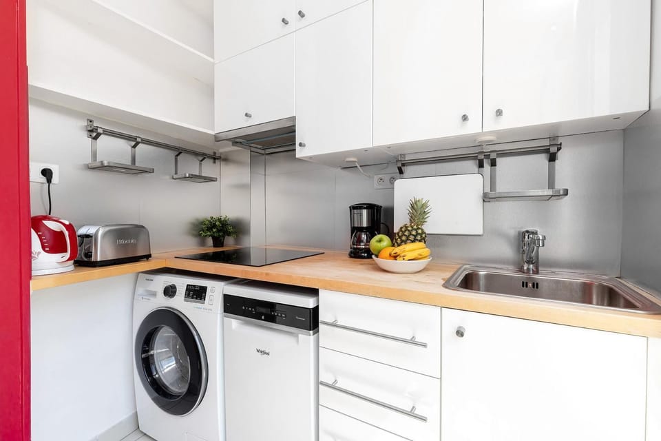 Coffee/tea facilities, Kitchen or kitchenette, dishwasher, stove, toaster, washing machine