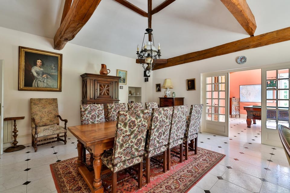 Living room, Dining area, internet