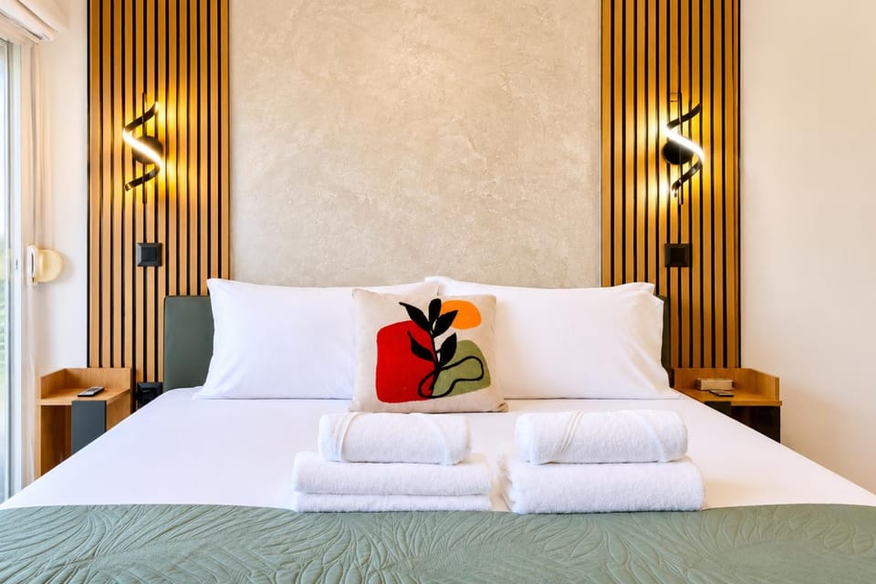 Bed, Bedroom, towels