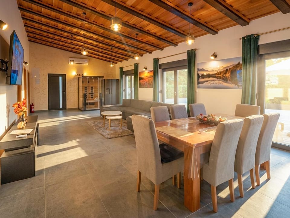 Communal lounge/ TV room, TV and multimedia, Living room, Seating area, Dining area, Evening entertainment