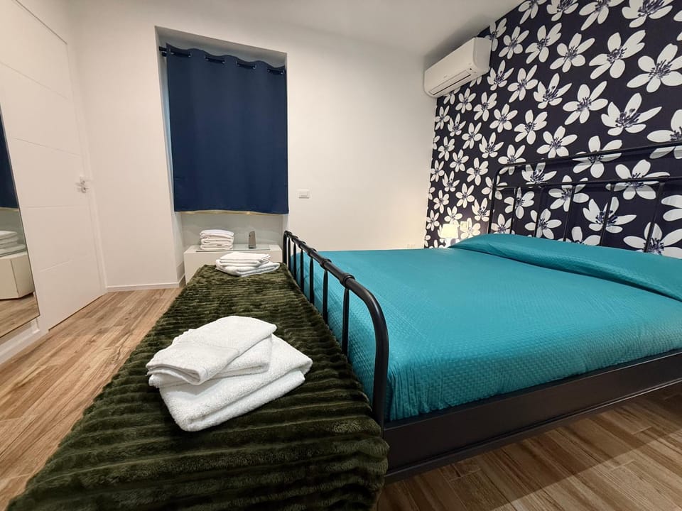 Bed, Bedroom, towels