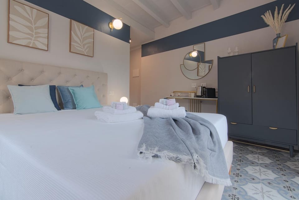 Lake Como 2 min - Suites near the Station - Wifi and AC Vacation rental in Mandello del Lario