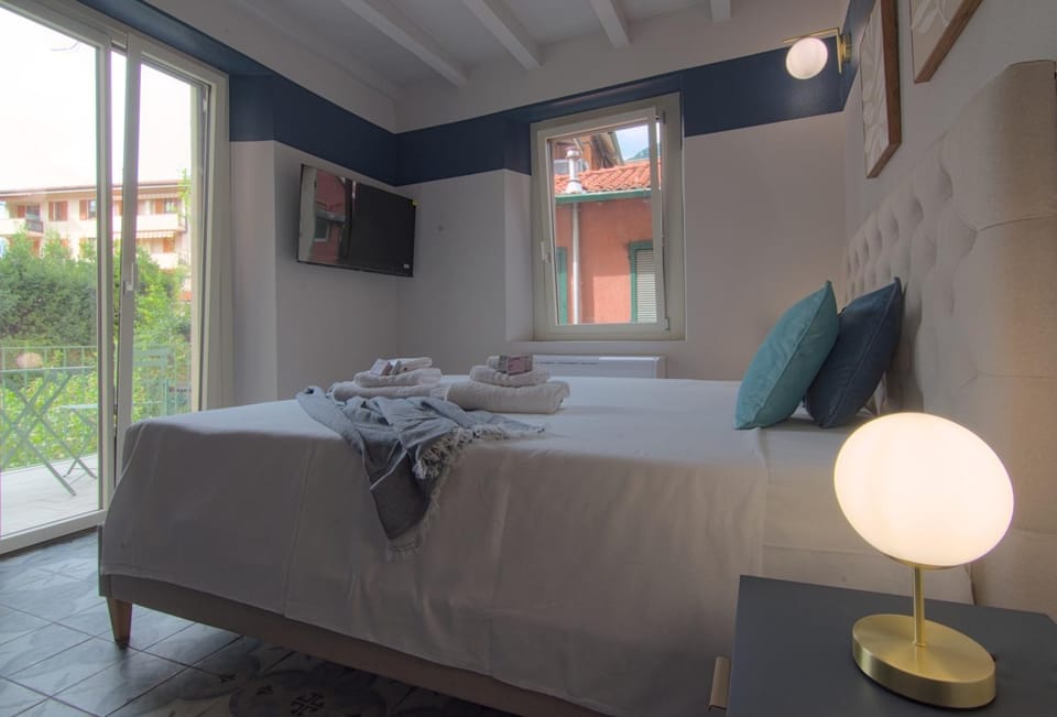 Lake Como 2 min - Suites near the Station - Wifi and AC Vacation rental in Mandello del Lario