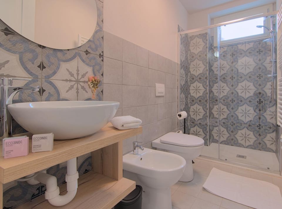 Lake Como 2 min - Suites near the Station - Wifi and AC Vacation rental in Mandello del Lario