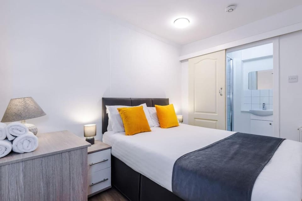 Bed, Bathroom, Photo of the whole room, Bedroom, towels