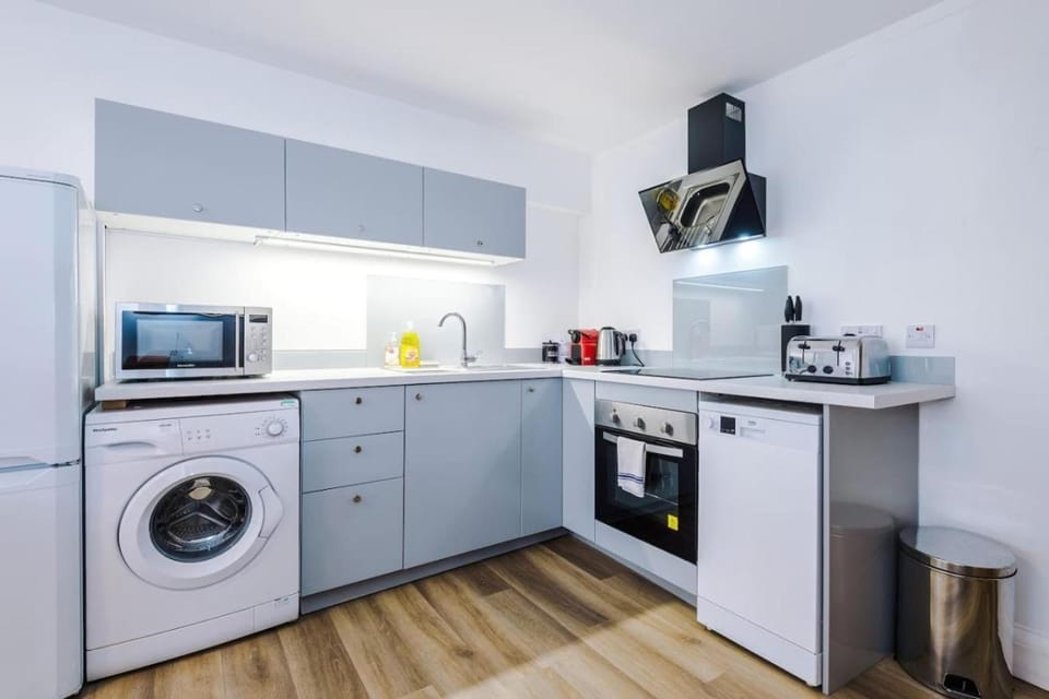 Coffee/tea facilities, Kitchen or kitchenette, dishwasher, oven, stove, toaster, washing machine