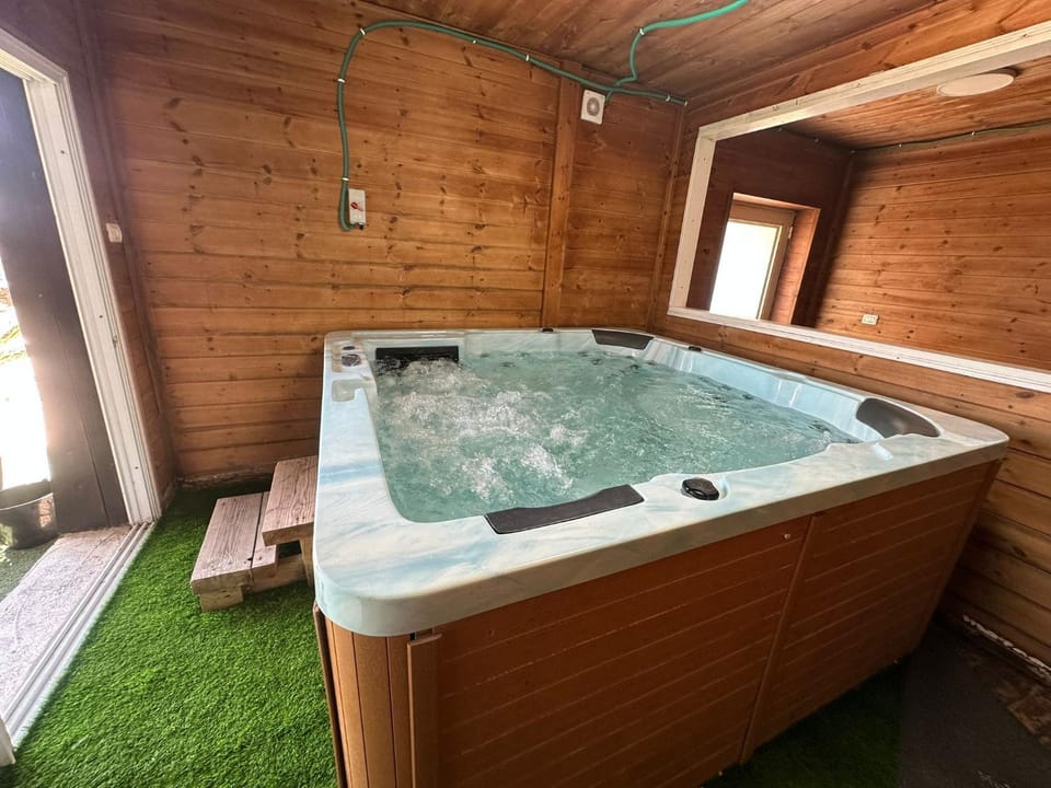 Hot Tub, Swimming pool