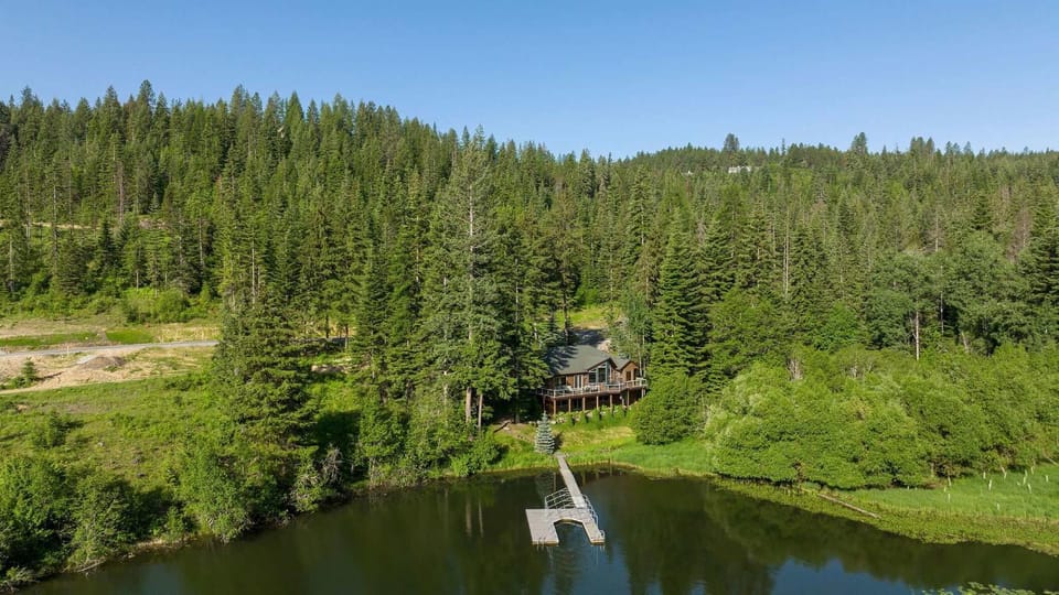 Property building, Day, Natural landscape, Bird's eye view, Lake view