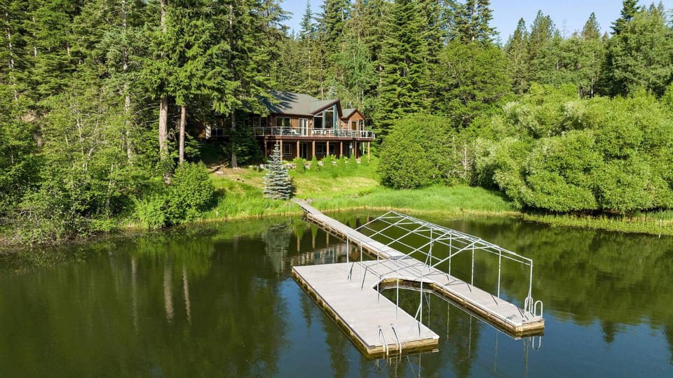 Property building, Day, Natural landscape, Summer, Garden, Balcony/Terrace, Lake view
