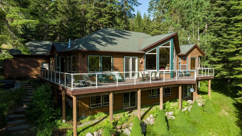 Property building, Day, Natural landscape, Garden, Balcony/Terrace