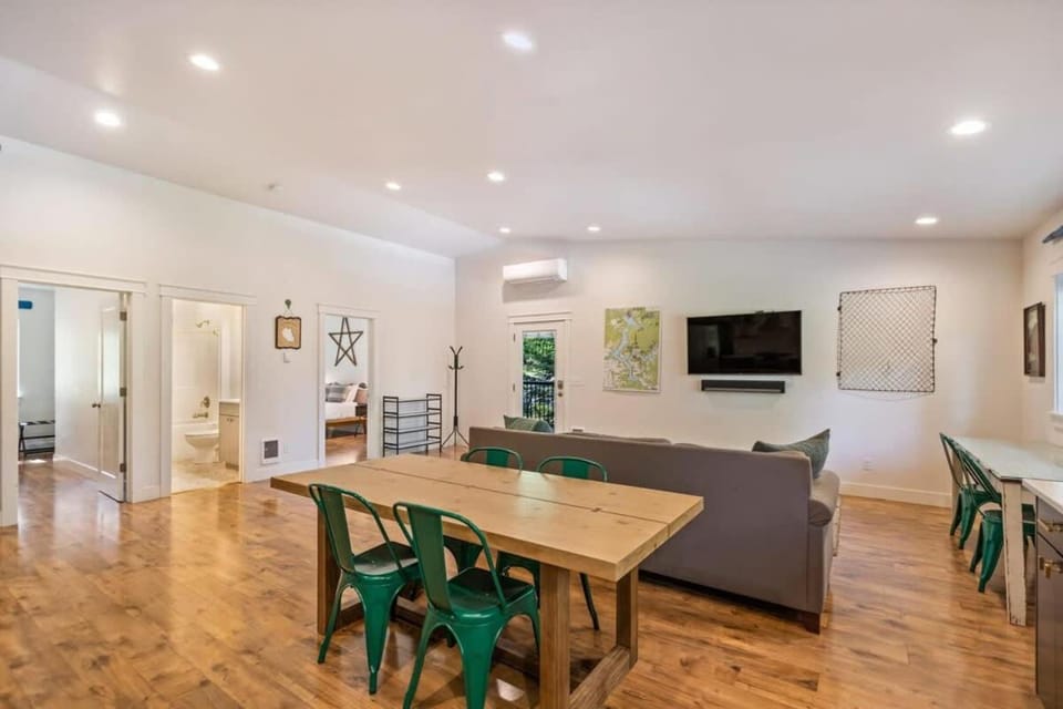 TV and multimedia, Living room, Dining area, furniture, air conditioner