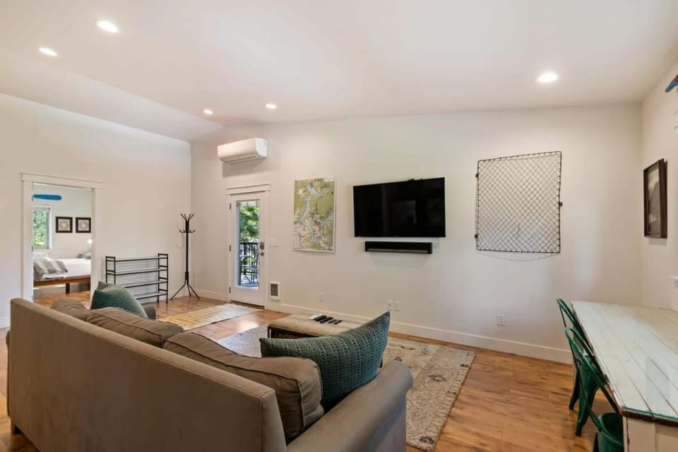 TV and multimedia, Living room, Seating area, Bedroom, furniture, air conditioner