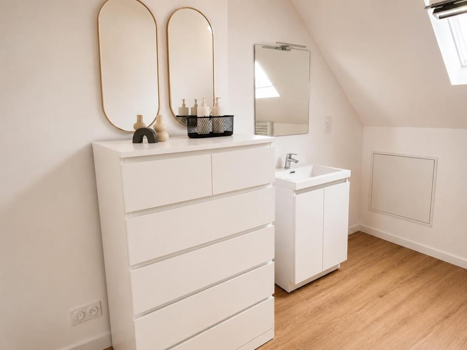 Bathroom, Decorative detail, Bedroom, internet, storage