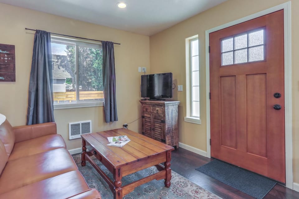 Facade/entrance, TV and multimedia, Living room, Seating area, furniture, air conditioner