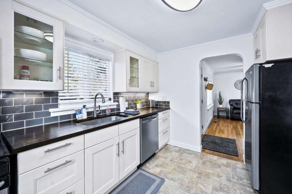 Day, Kitchen or kitchenette, dishwasher, microwave, stove, toaster