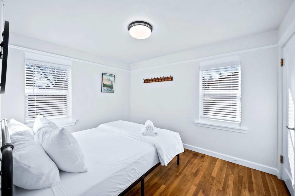 Bed, Day, Bedroom, towels