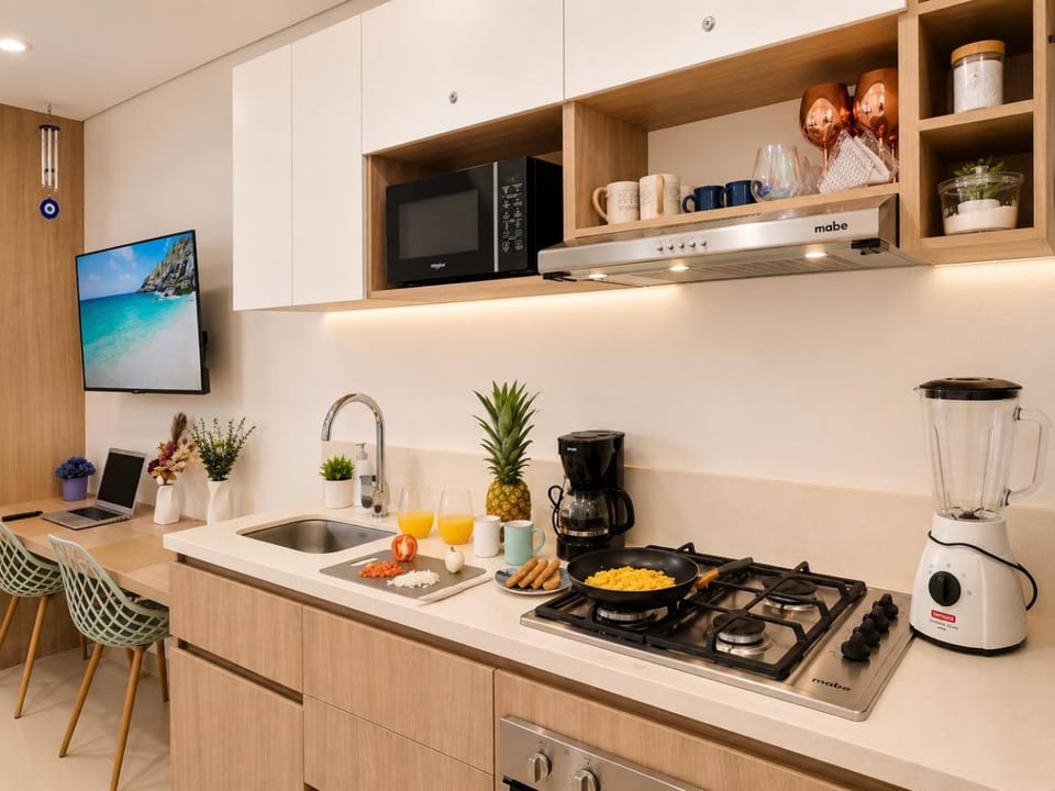 TV and multimedia, Kitchen or kitchenette, Food and drinks, Food