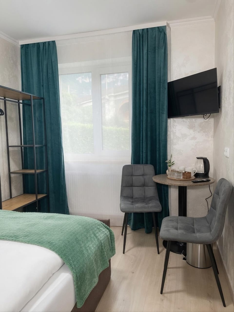 Bed, TV and multimedia, Living room, Photo of the whole room, Bedroom