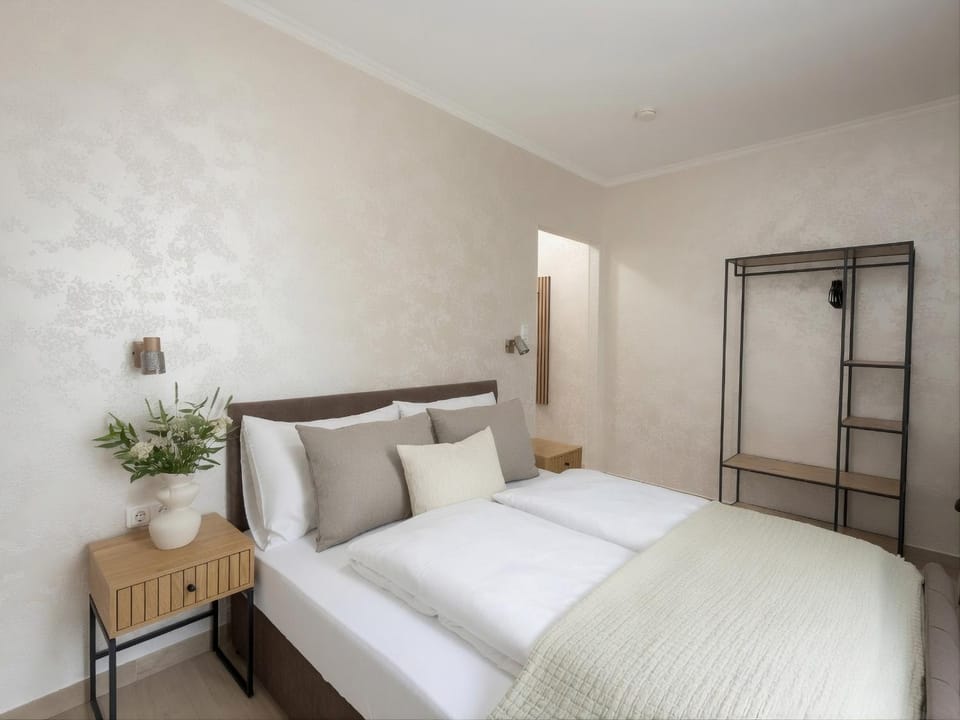 Bed, Photo of the whole room, Animals, Animals, Bedroom, Pets, Pets, pet friendly, wardrobe