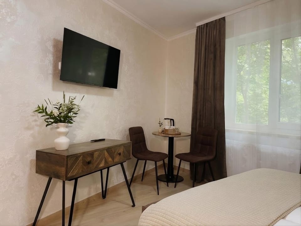 TV and multimedia, Coffee/tea facilities, View (from property/room), Photo of the whole room, Animals, Pets, pet friendly