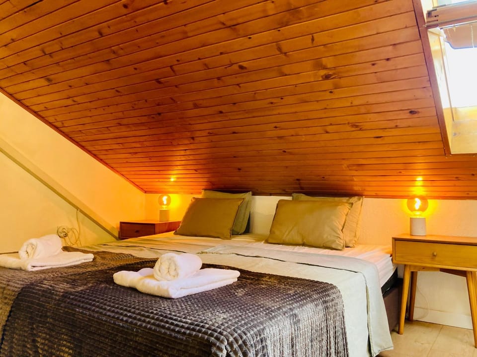 Bedroom, towels