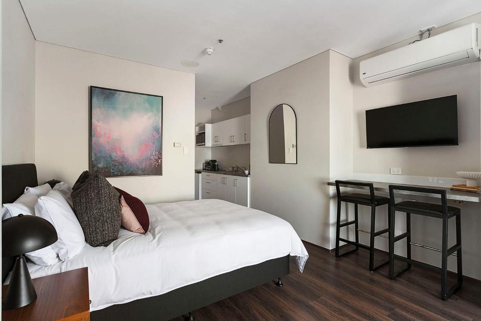 Stylist Studio, Walk to River & Shopping Mall Apartment in Perth