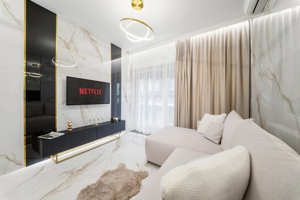 Bed, TV and multimedia, Living room, Photo of the whole room, Seating area, Bedroom