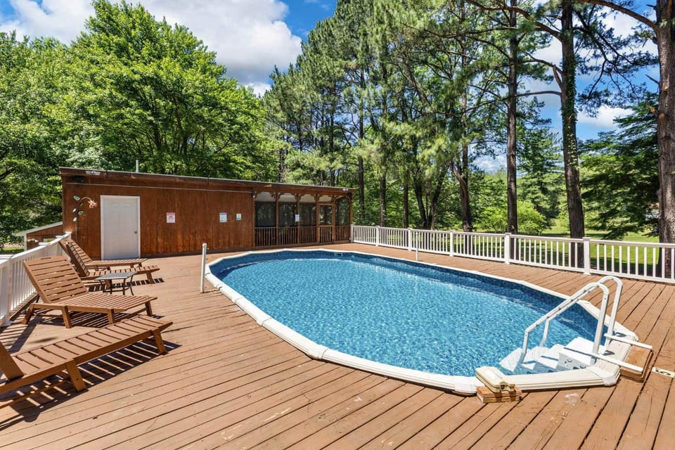 Lake Anna 3BR with Pool - Fire Pit & Cabana House in Lake Anna
