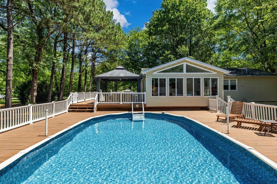 Lake Anna 3BR with Pool - Fire Pit & Cabana House in Lake Anna