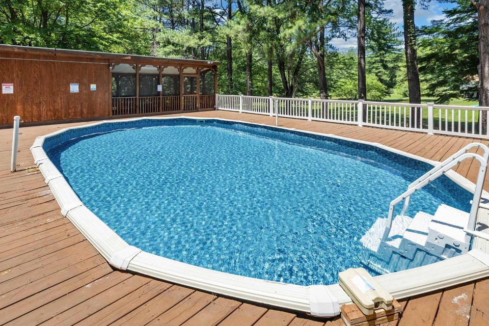 Lake Anna 3BR with Pool - Fire Pit & Cabana House in Lake Anna