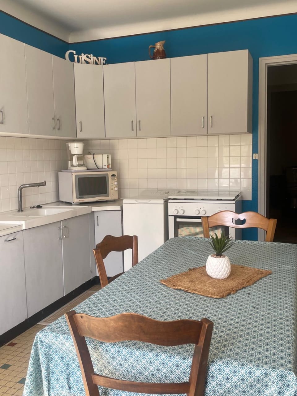 Coffee/tea facilities, microwave, stove, toaster, washing machine, kitchen